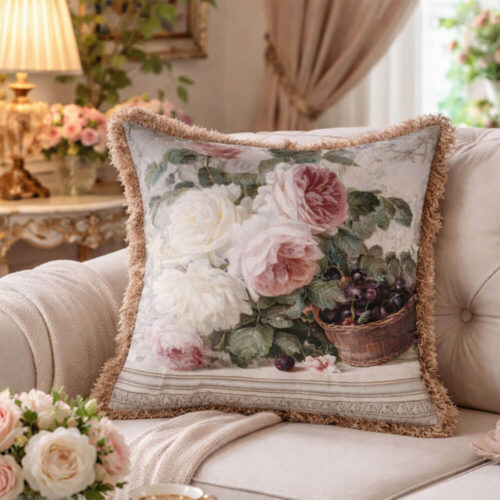 Coussin en velours Blanc MariClò avec imprimé floral de roses et de fruits, terminé par des franges décoratives couleur corde.