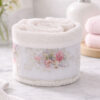 Cestino Blanc Mariclò in spugna con tre lavette bianche e fascia floreale romantica in stile shabby chic.