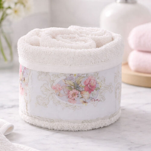 Cestino Blanc Mariclò in spugna con tre lavette bianche e fascia floreale romantica in stile shabby chic.