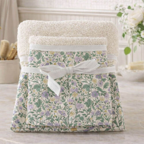 Coppia asciugamani Blanc Mariclò in spugna avorio con balza floreale pastello e fiocco decorativo