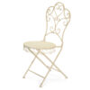 Sedia pieghevole in metallo avorio anticatato con schienale a volute e seduta rotonda decorata, stile shabby chic.