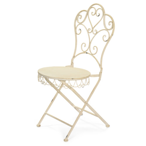 Sedia pieghevole in metallo avorio anticatato con schienale a volute e seduta rotonda decorata, stile shabby chic.