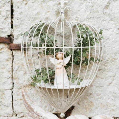 Cage décorative en forme de cœur en métal ivoire antique à suspendre, avec décoration supérieure et étagère intérieure, collection Fiorirà, 46x24x72 cm.