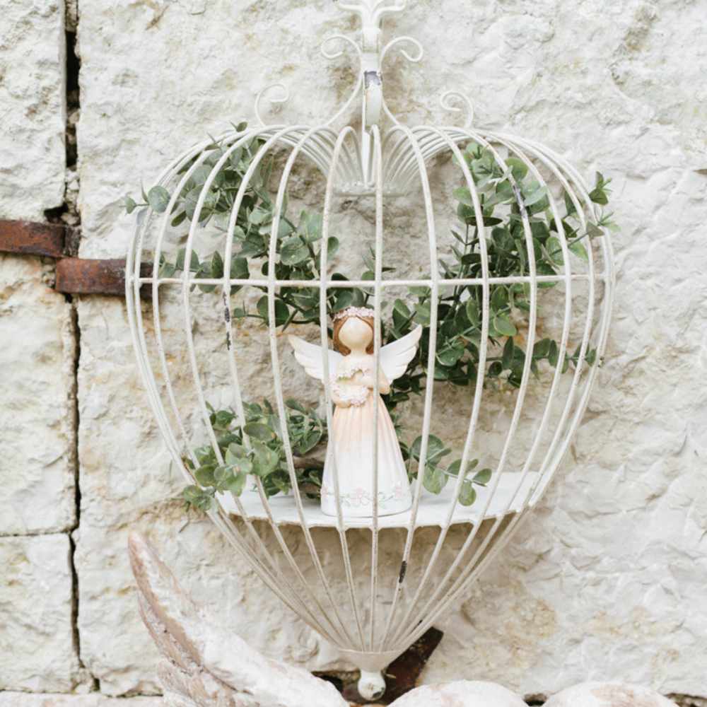 Cage décorative en forme de cœur en métal ivoire antique à suspendre, avec décoration supérieure et étagère intérieure, collection Fiorirà, 46x24x72 cm.
