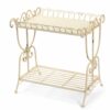Tavolino in metallo avorio anticatato con piano a vassoio e ripiano inferiore a griglia, decori a ricciolo stile shabby chic.
