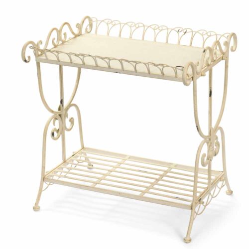 Tavolino in metallo avorio anticatato con piano a vassoio e ripiano inferiore a griglia, decori a ricciolo stile shabby chic.