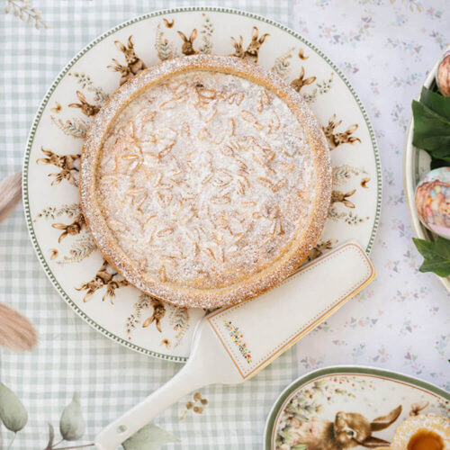Set piatto e paletta in porcellana PePen Nuvole di Stoffa con coniglietti pasquali, decorazioni floreali e scatola regalo.