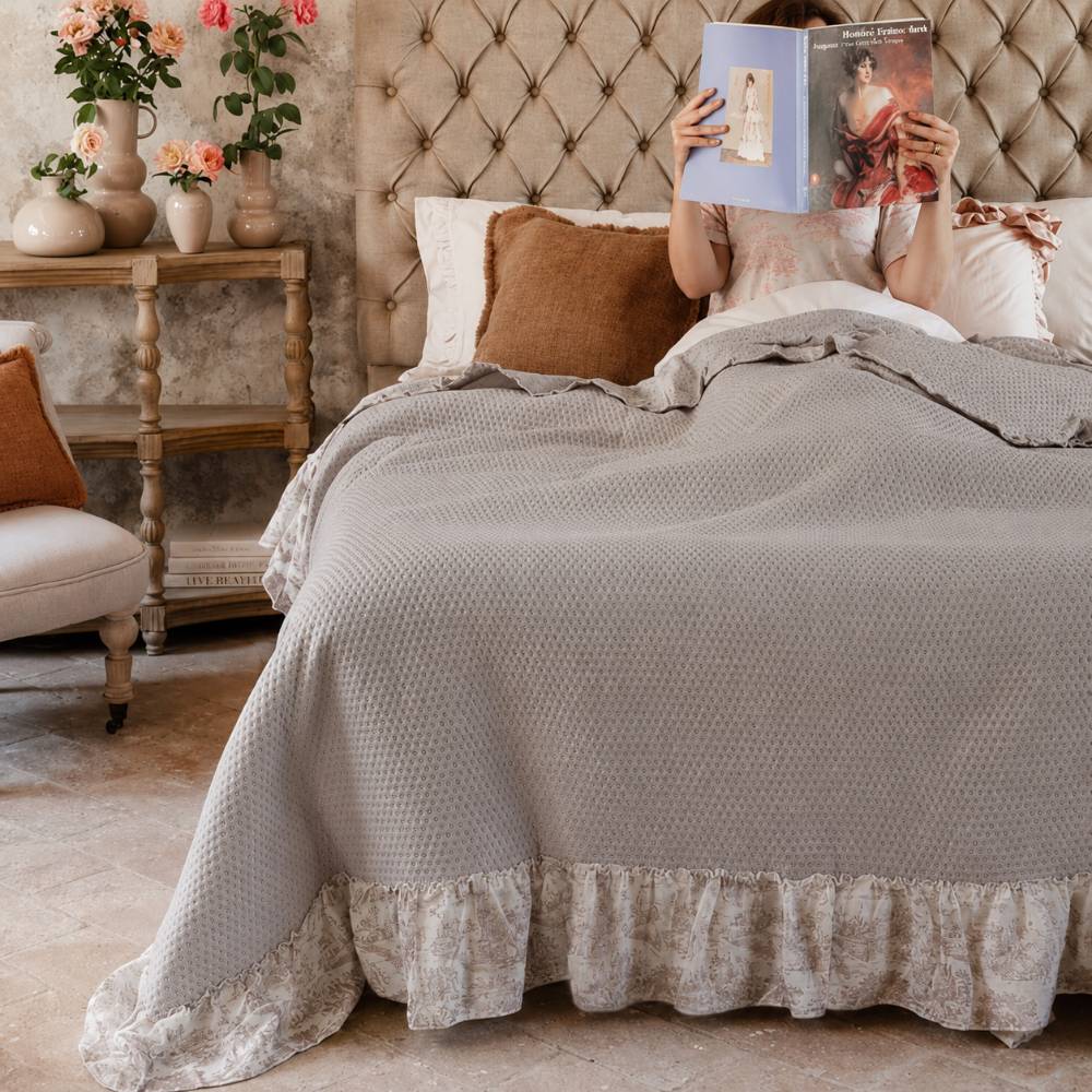 Trapunta matrimoniale color naturale Blanc MariClo’ con lavorazione a micro pois e ampia balza arricciata da 20 cm in fantasia Toile de Jouy tono su tono.