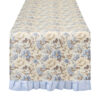 Chemin de table plastifié bleu clair avec imprimé floral crème et bleu et bordure à volants bleue, collection Garden Chic, 155x50 cm.