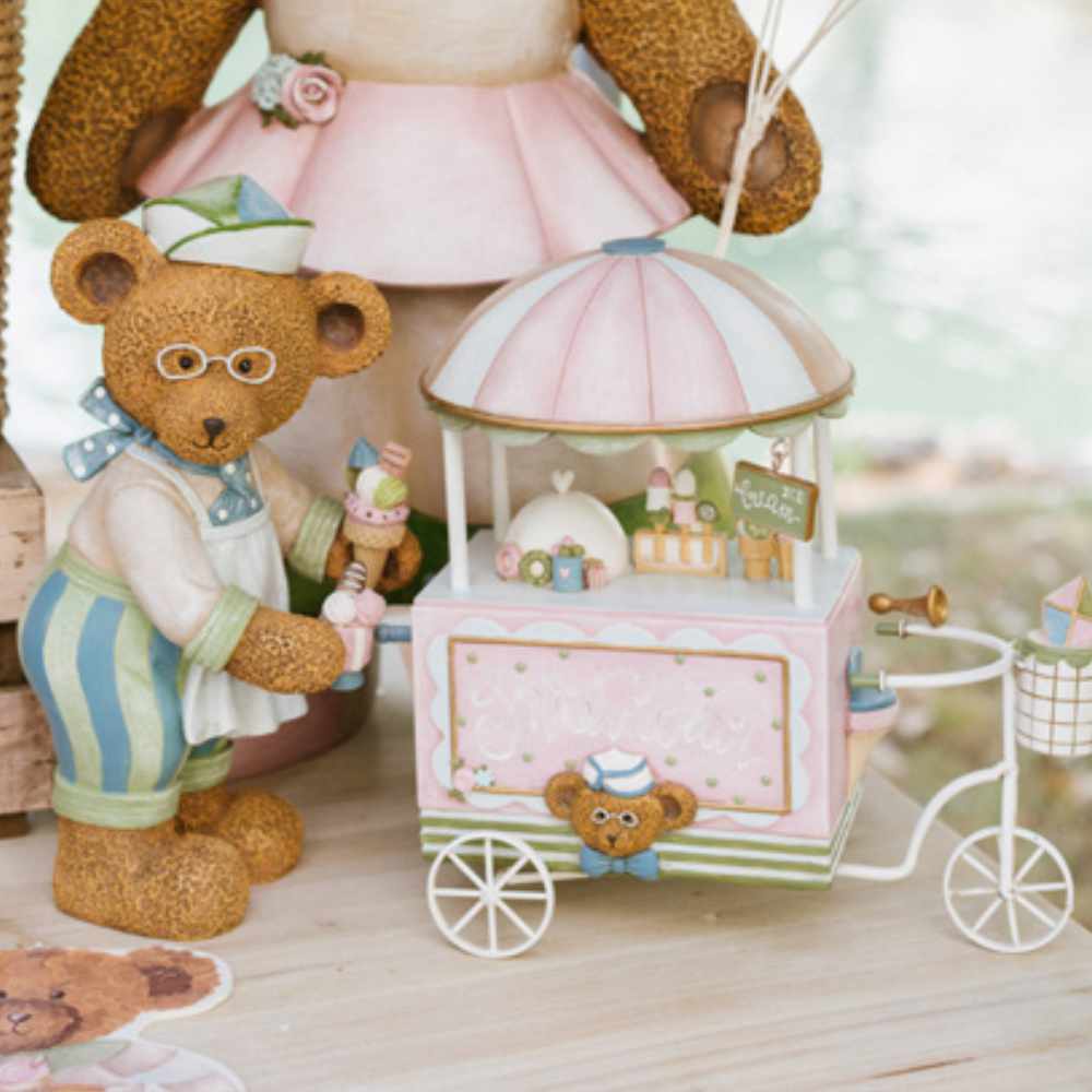 Nuvole di Stoffa Orso Gelataio Sweet Bear 36,5 cm 1 Orso gelataio con carretto rosa pastello e tettuccio a righe, collezione Sweet Bear, con ruote bianche e dettagli gelato.