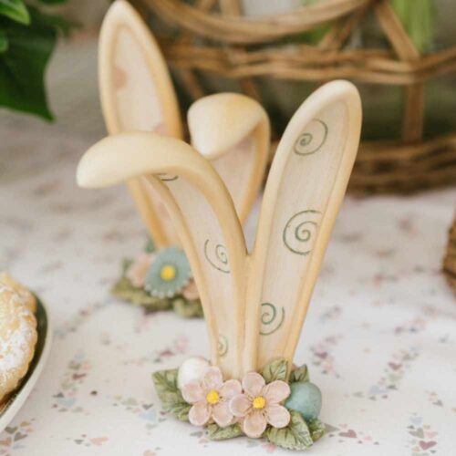 Orecchie di coniglio decorative Pepen in colori pastello, con base floreale e ovetto azzurro, varianti pois o fiori, 13,5 cm.