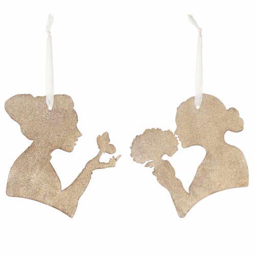 Coppia di silhouette appese in metallo beige anticato con nastro bianco: profilo con farfalla e profilo con bouquet, 26/24,8x25 cm.