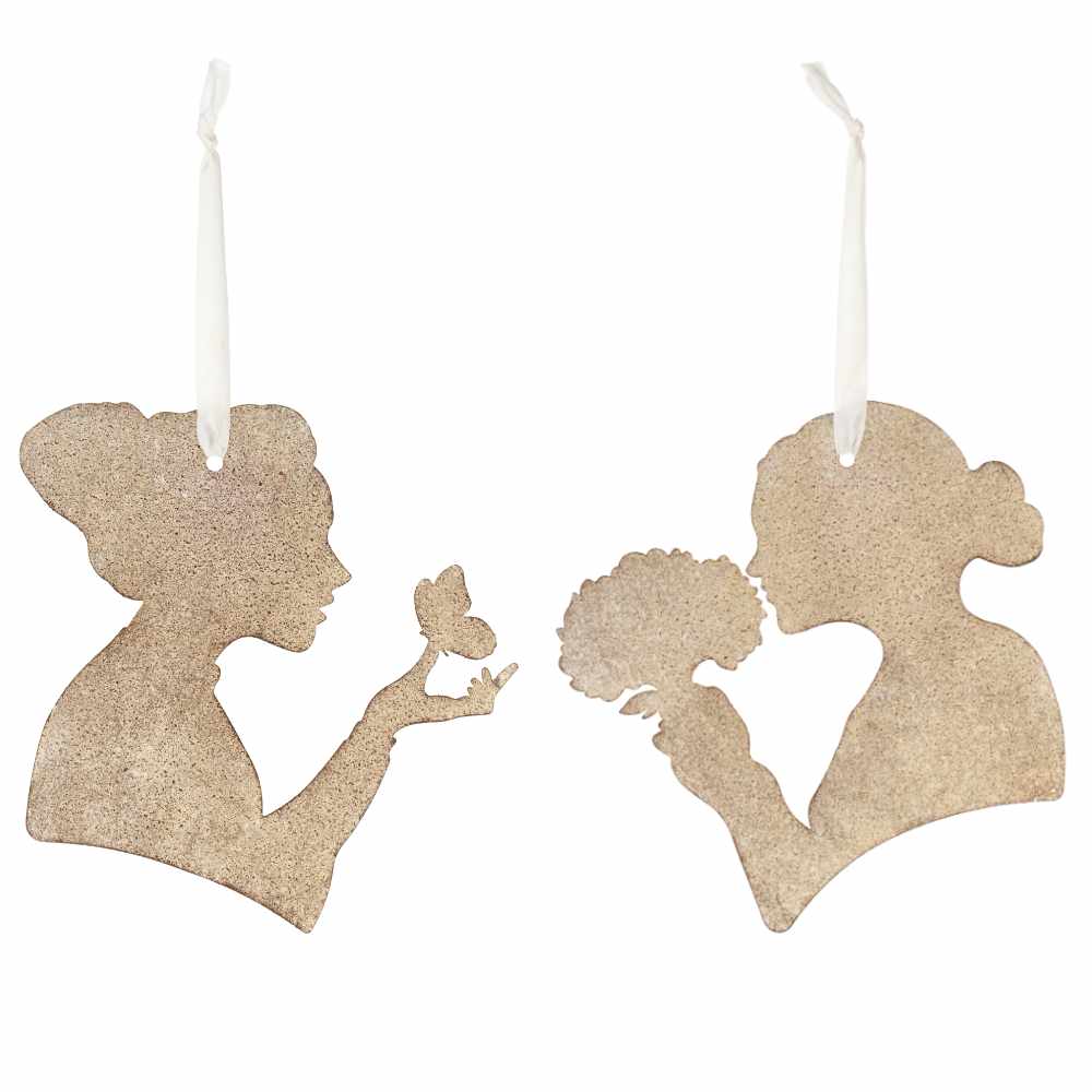 Nuvole di dioffa Silhouettes suspendues 25 cm 1 Paire de silhouettes suspendues en métal beige antique avec ruban blanc : profil avec papillon et profil avec bouquet, 26/24,8x25 cm.