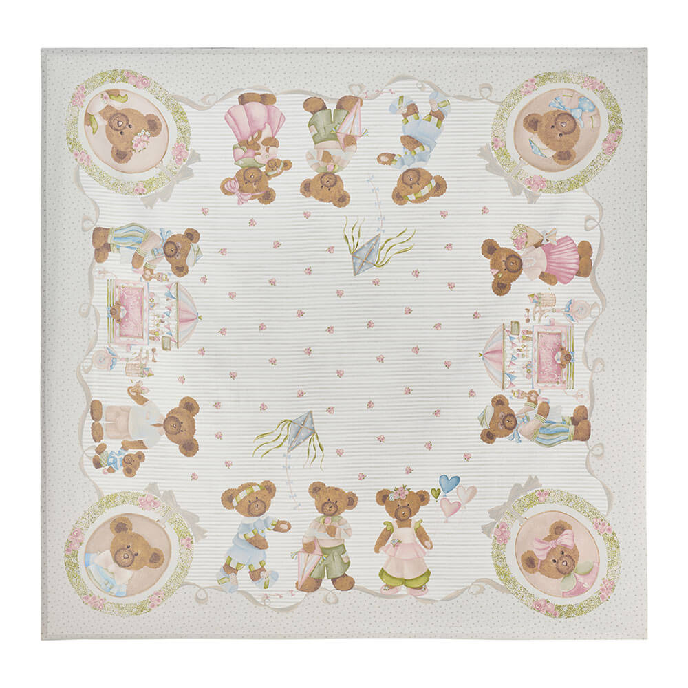Nuvole di Stoffa Centro Tavola Sweet Bear 120x120 1 Centro tavola Sweet Bear 120x120 in cotone avorio, righe sottili con roselline e cornice con orsetti, aquiloni e medaglioni floreali.
