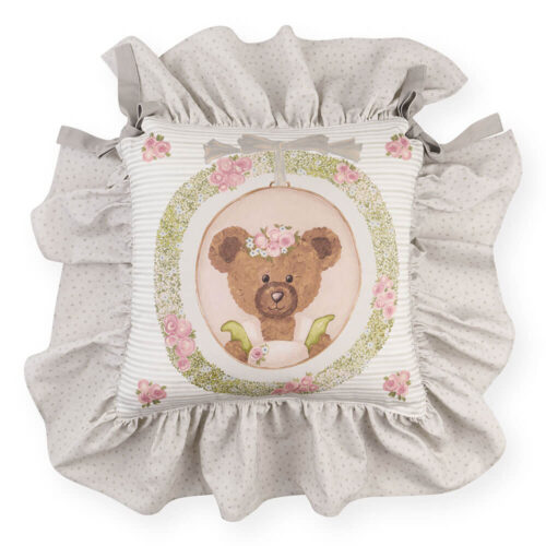 Cuscino sedia Sweet Bear Lei 40x40 imbottito con balza a micro pois, laccetti grigio perla e medaglione con orsetta e fiori.