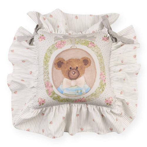 Cuscino sedia Sweet Bear Lui 40x40 con balza a righe e roselline, laccetti grigio perla e medaglione con orsetto su fondo a pois.
