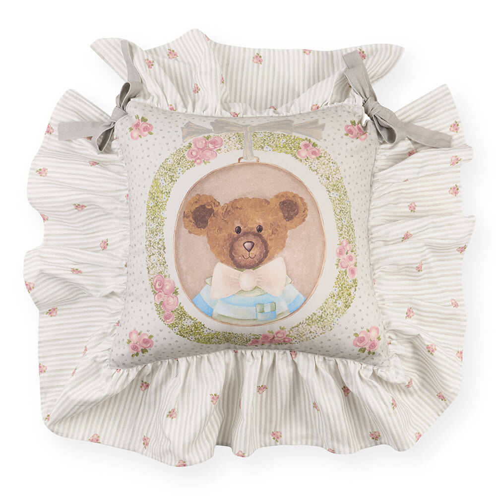 Coussin de chaise Sweet Bear 40x40 avec volant et rosettes rayés, lacets gris perle et médaillon ourson sur fond à pois.