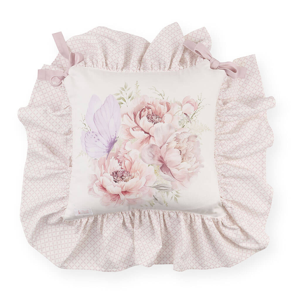 Cojín para silla con flores rosas y mariposa, volante y lazos laterales.