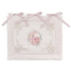 Copriforno imbottito rosa Nuvole di Stoffa con fiocchi, motivo a rombi e stampa con uccellino e peonie in stile romantico.