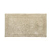 Tappeto bagno beige con motivo arabesco in rilievo, stile elegante e raffinato.