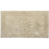 Tappeto bagno beige con motivo arabesco in rilievo e cornice decorativa, formato grande ed elegante.