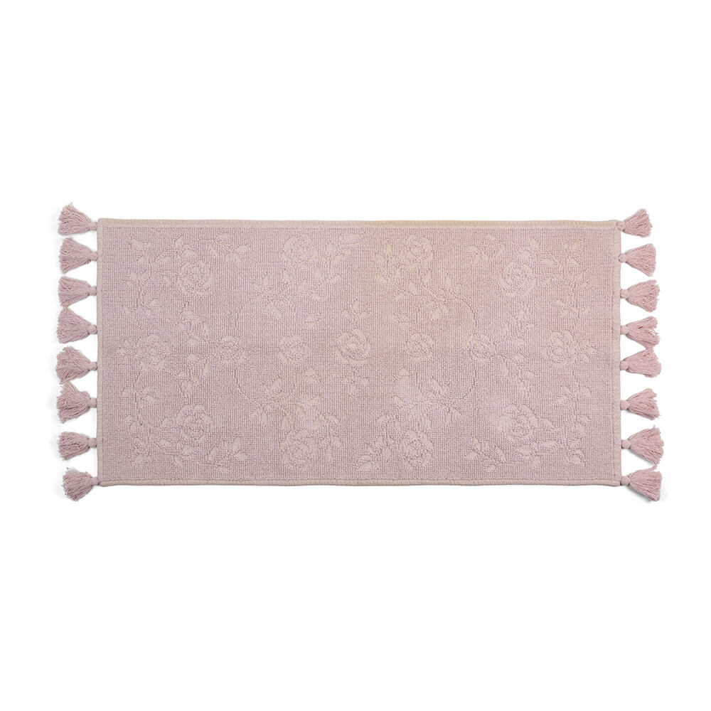 Nuvole di Stoffa Tappeto Bagno Rosa con Nappe 55x100 1 Tappeto bagno rosa in cotone con motivo floreale in rilievo e nappe decorative laterali, stile shabby chic.