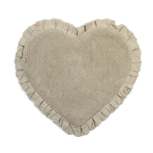 Tappeto a forma di cuore beige con bordo arricciato in tessuto, stile shabby chic.