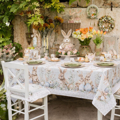 Tovaglia pasquale Nuvole di Stoffa con coniglietti, uova e fiori su fondo a quadretti verde salvia.