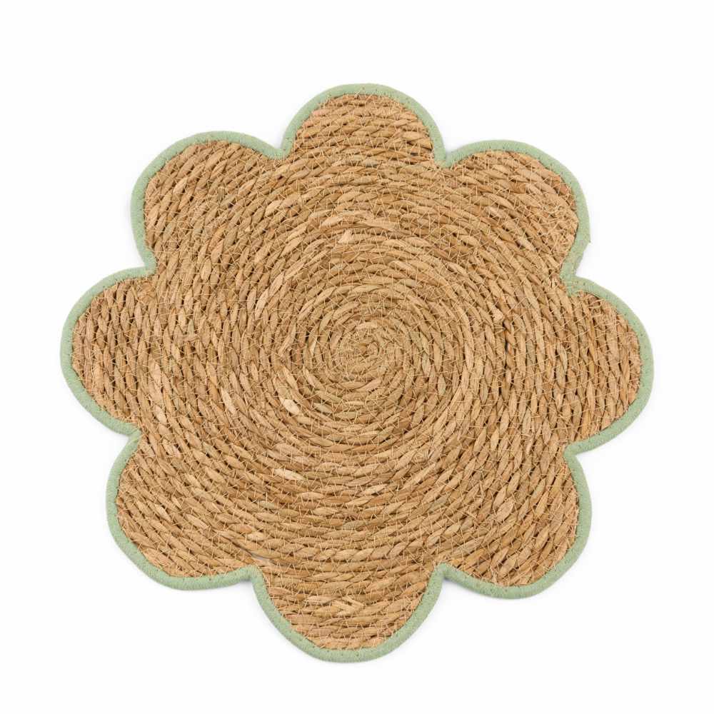 Mantel individual redondo en forma de flor de ratán tejido con borde de tela verde, colección Fiorirà, diámetro 41 cm.