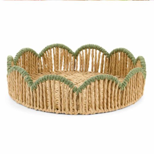 Cestino rotondo basso in rattan naturale con bordo ondulato rifinito in tessuto verde muschio, collezione Fiorirà, 30x8 cm.