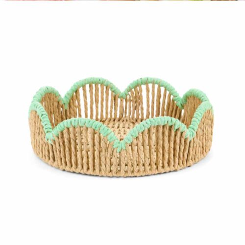 Cestino rotondo basso in rattan naturale con bordo ondulato rifinito in tessuto verde Tiffany, collezione Fiorirà, 25x7 cm.