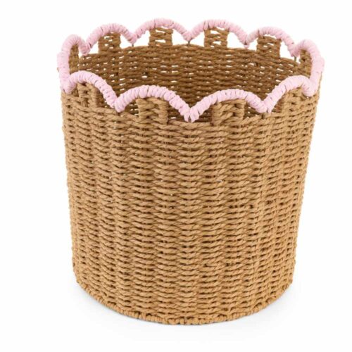 Cestino in rattan naturale intrecciato con bordo ondulato rifinito in tessuto rosa, collezione Fiorirà Rosa, 32x30 cm.
