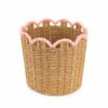 Cestino rotondo in rattan intrecciato con bordo ondulato e rifinitura color pesca, stile Fiorirà.