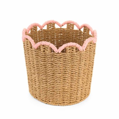 Cestino rotondo in rattan intrecciato con bordo ondulato e rifinitura color pesca, stile Fiorirà.