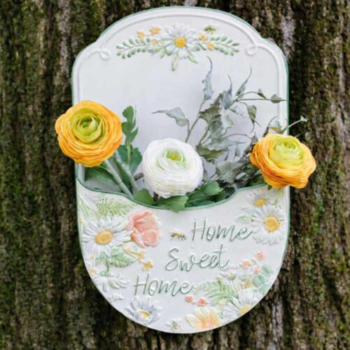Mezzo vaso da parete Nuvole di Stoffa Fiorirà in metallo bianco con bordo verde, fiori e scritta “Home Sweet Home”, 27,5x9x41 cm.