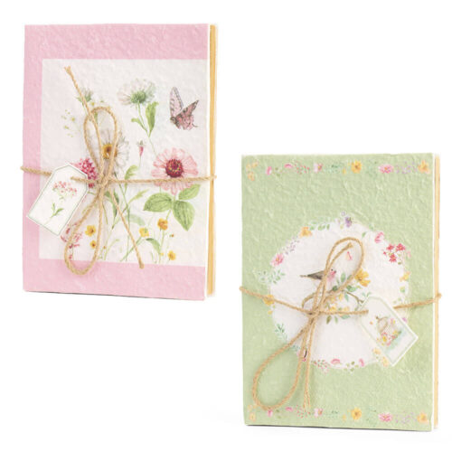 Cuaderno de papel Nuvole di Stoffa de 14x20 cm, dos colores surtidos rosa y verde con ilustraciones florales, cordel natural y etiquetas.