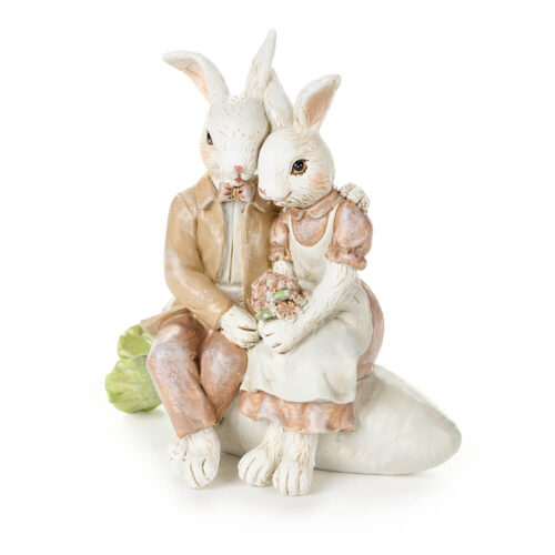 Coppia di conigli abbracciati in resina Nuvole di Stoffa su carota, collezione PePen