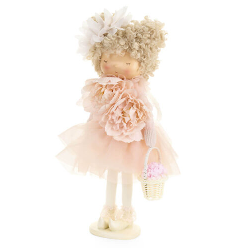 Bambola Fiorirà con abito in tulle cipria, corpetto a petali e fiore, capelli ricci con fiore bianco e cestino con fiori rosa, 37 cm.
