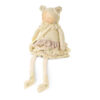 Bambola decorativa seduta in tessuto con cappello in maglia panna, vestito a righe e balze con pizzo, gambe pendenti, 47,5 cm.