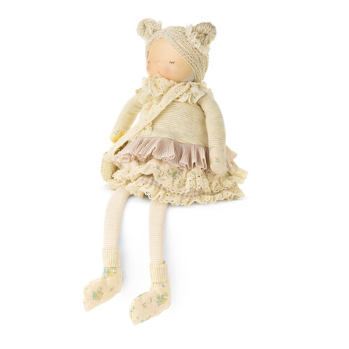Bambola decorativa seduta in tessuto con cappello in maglia panna, vestito a righe e balze con pizzo, gambe pendenti, 47,5 cm.