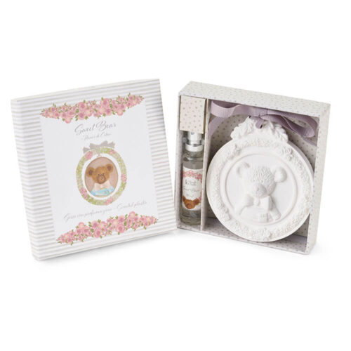 Box profumato Sweet Bear Nuvole di Stoffa con gessetto orsetto a rilievo, nastro malva e spray essenza concentrata 10 ml in confezione regalo.