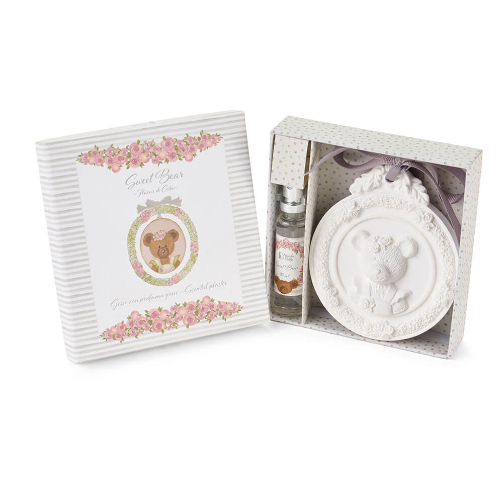 Nuvole di Stoffa Caja Perfumada Sweet Bear Spray 10 ml 1 Caja perfumada Sweet Bear Nuvole di Stoffa con tiza de oso en relieve, cinta malva y esencia concentrada en spray de 10 ml, en caja de regalo.