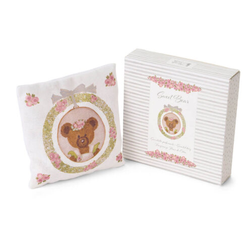 Sweet Bear Nuvole di Stoffa Pochette parfumée en tissu de 10x10 cm avec imprimé ourson et fleurs, avec boîte cadeau assortie.