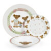 Servizio piatti Sweet Bear Nuvole di Stoffa in porcellana per 6 persone con piatti piani, fondi e dessert decorati con orsetti, righe e roselline.