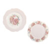 Set de 2 assiettes à dessert Fiorirà en céramique de 20 cm avec bord festonné rose, l'une avec oiseau et pivoines, l'autre avec couronne florale et détails lilas, dans un coffret cadeau.