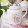 Théière en porcelaine Fiorirà 1100 ml avec pivoines roses et oiseau, décoration en treillis rose et couvercle assorti, avec boîte cadeau.