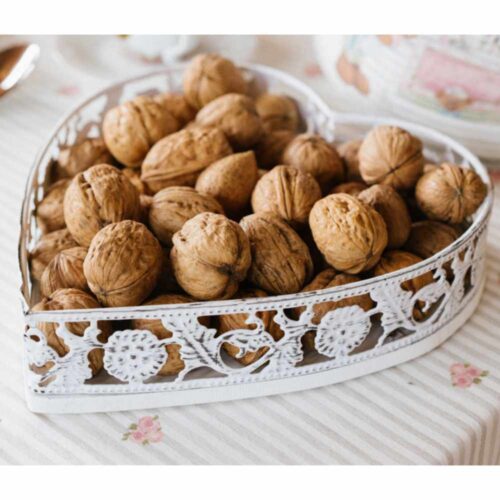 Bandeja corazón de metal blanco con borde calado decorado, estilo Shabby Chic, dimensiones 23x23,5x5 cm.