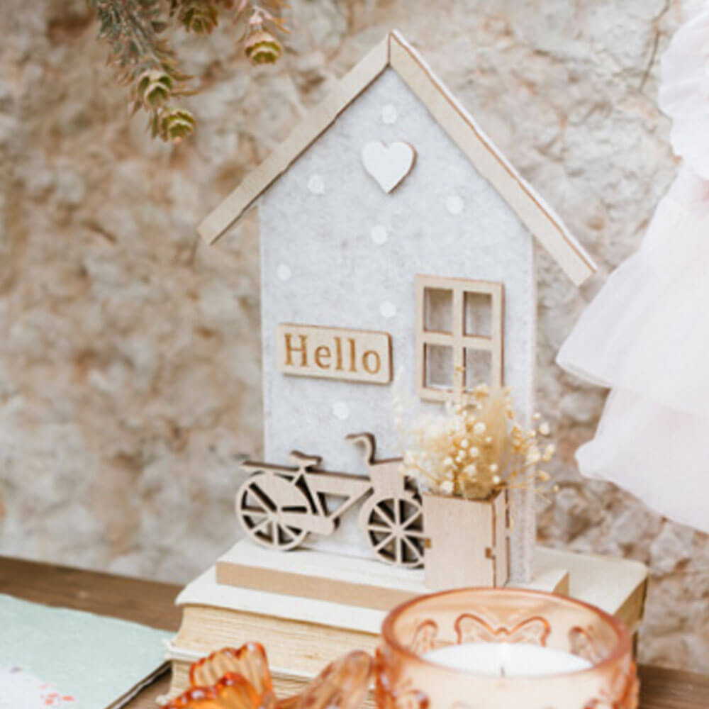 Nuvole di Stoffa Decorazione Casa Grigia 22x5x30 1 Decorazione casetta grigia con pois bianchi, scritta Hello, finestra e cuore in legno, bicicletta e vasetto con fiori secchi, 22x5x30.