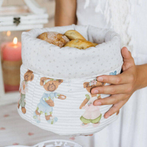 Cestino portatutto Sweet Bear Nuvole di Stoffa 23x20 in cotone imbottito, interno a pois e esterno a righe con stampa famiglia di orsetti.