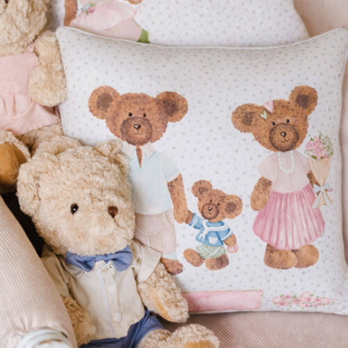 Cuscino arredo Sweet Bear Fiori 40x40 Nuvole di Stoffa, fronte a pois con famiglia di orsetti e roselline, retro a righe con mini fiori.